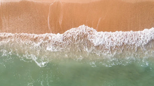 Top View Landscape Scene Waves Crashing Empty Tropical Beach — Stock Photo, Image