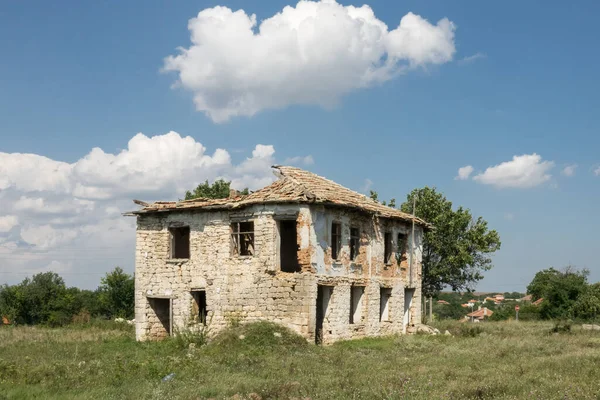 Altes Verlassenes Dorfhaus — Stockfoto