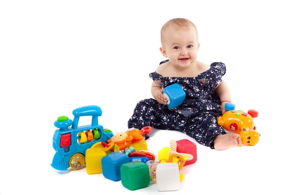 Klein Gelukkig Baby Meisje Glimlachen Spelen Met Speelgoed Geïsoleerd — Stockfoto