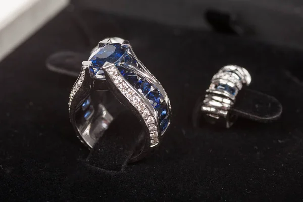 Detailní Pohled Stříbrný Diamantový Prsten Modrým Drahokamem — Stock fotografie