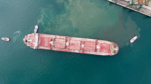 Aerial Top View Tug Boats Assisting Big Cargo Ship Large — Stock Photo, Image