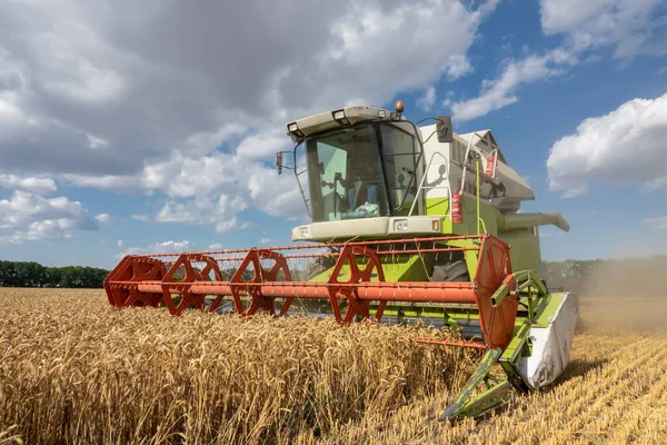現代のコンバイン 収穫機 が小麦畑に収穫され — ストック写真