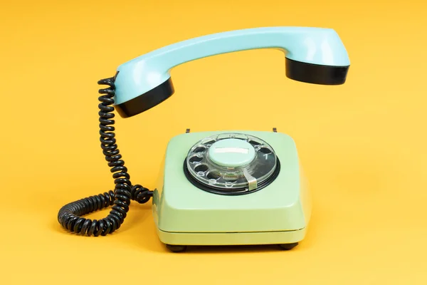Telefone Antigo Fundo Amarelo Telefone Vintage Com Receptor Decolado — Fotografia de Stock