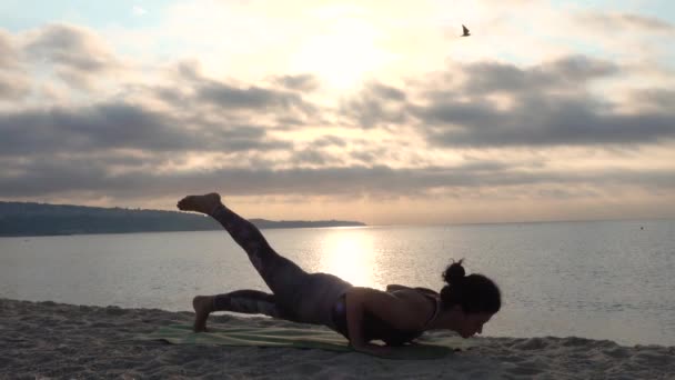 在海滩上练习瑜伽的女人 户外运动 健康的生活 — 图库视频影像