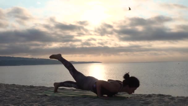 Een Vrouw Die Yoga Beoefent Het Strand Buitensporten Gezond Leven — Stockvideo