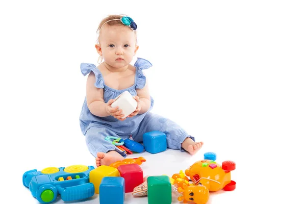 かわいいです赤ちゃん女の子遊びますおもちゃ 孤立した — ストック写真