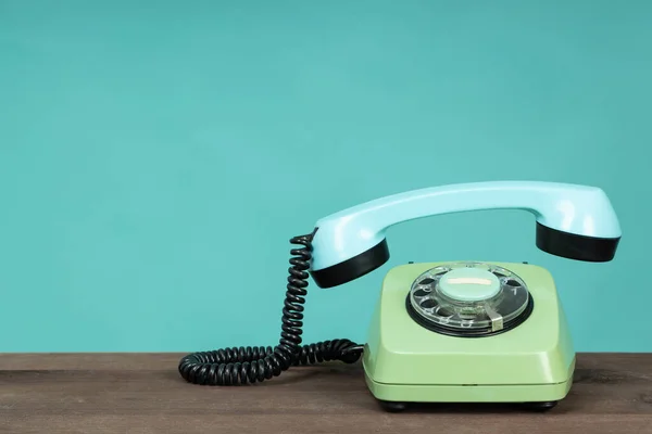 Telefone Antigo Mesa Madeira Frente Fundo Verde Telefone Vintage Com — Fotografia de Stock