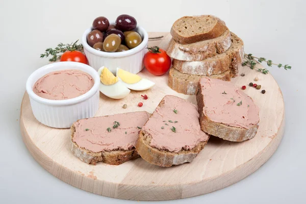 Zelfgemaakte Paté Olijven Tomaten Eieren Sneetjes Brood Houten Bord — Stockfoto