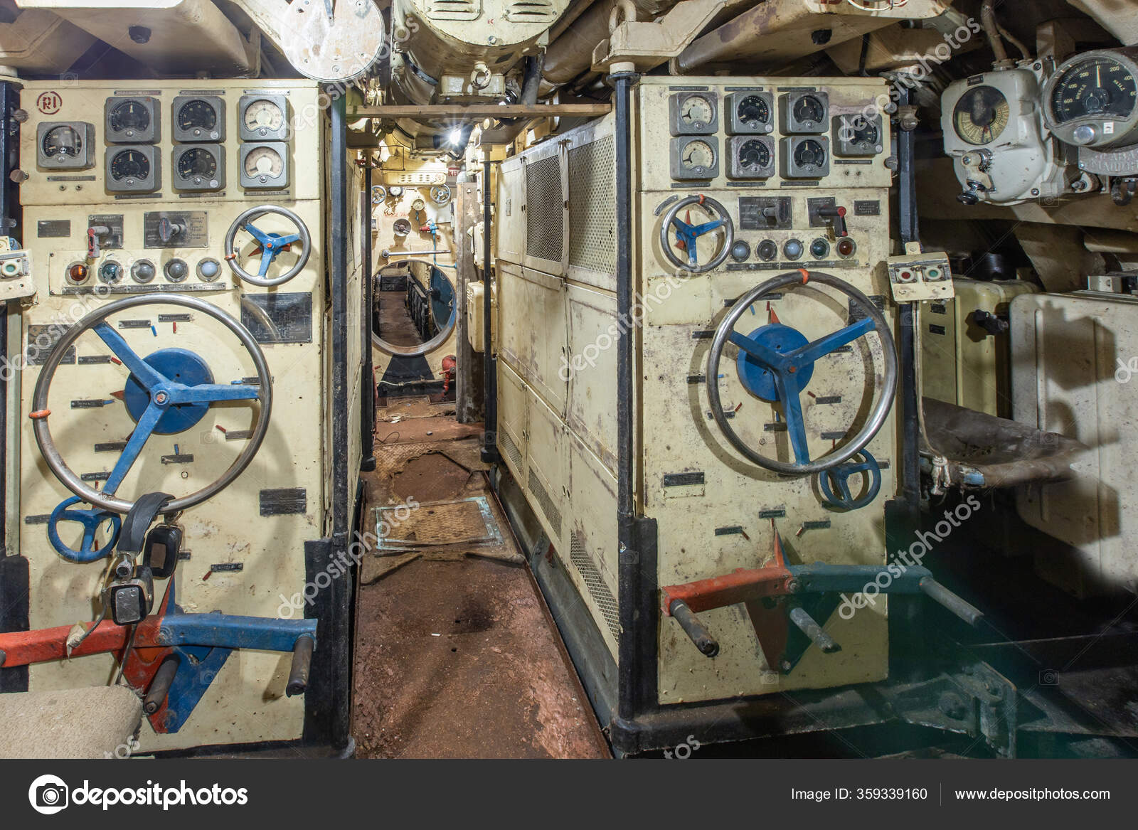 古い放棄されたロシアのソ連潜水艦の内部 — ストック写真 © dechevm