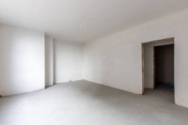 Yeni boş oda yapım aşamasında. Alçıdan duvarlar. Yeni evim. Beton duvarlar. İç yenileme. 