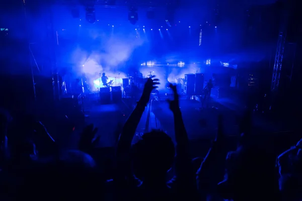 Silhouette Folla Concerti Davanti Alle Luci Blu Del Palco Fan — Foto Stock