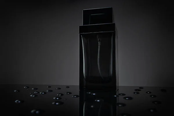Botol Parfum Hitam Dengan Tetes Air Latar Belakang Hitam Mockup — Stok Foto