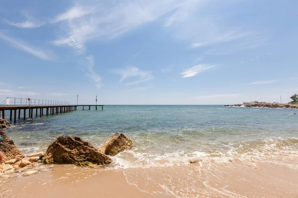 Plage Avec Rochers Ciel Bleu Vacances Été Fond — Photo