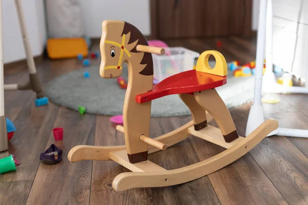 Houten Hobbelpaard Kinderen Speelgoed Rommelige Kinderkamer — Stockfoto