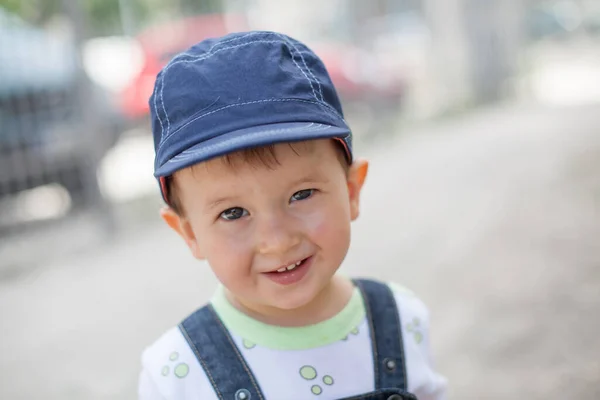 Niño Sonriente Con Sombrero Azul — Foto de Stock