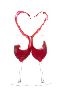 Kadeh kaldırırken iki kadeh kırmızı şarap ve kalp çarpıntısı. İki kadeh kırmızı şaraptan çıkan kalp atışları beyaza izole edilmiş.