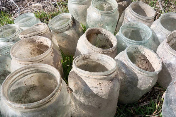 ほこりで覆われた古い汚れたガラス瓶 — ストック写真