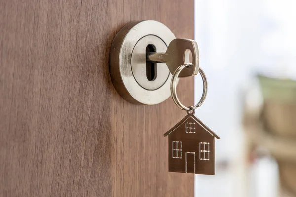 Buka Pintu Rumah Baru Dengan Kunci Dan Rantai Kunci Berbentuk — Stok Foto