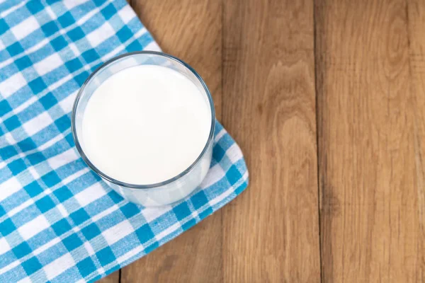 Ahşap Arka Planda Bir Bardak Süt Üst Görünüm — Stok fotoğraf