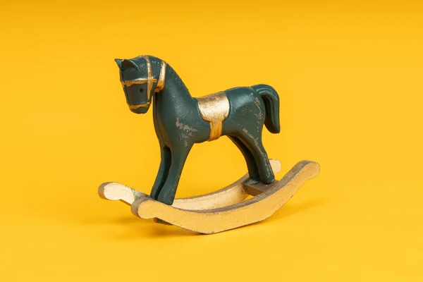 Caballo Balancín Vintage Azul Sobre Fondo Amarillo — Foto de Stock