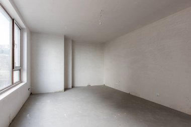 Yeni boş oda yapım aşamasında. Alçıdan duvarlar. Yeni evim. Beton duvarlar. İç yenileme. 