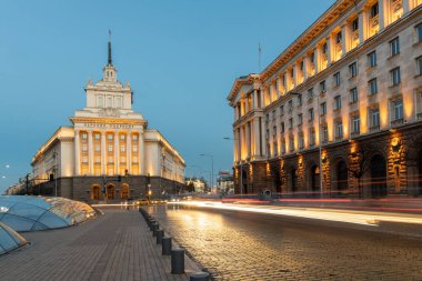 SOFYA, BULGARIA - 29 Şubat 2020: Bulgaristan 'ın Sofya kentindeki eski komünist parti evi ile Nezavisimost Meydanı. Sofya Bulgaristan 'ın başkenti ve en büyük kentidir..