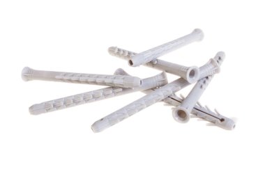 Plastik kaplamalar beyaz arka planda izole edilmiş. Duvar tıkacı, vida çapa, inşaat araçları.