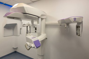 Klinikte 3D x-ray tarayıcı panorama makinesi var. 3B diş tarayıcı