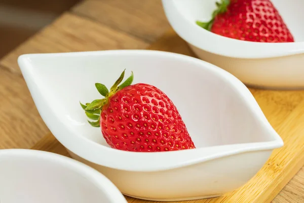 Frische Erdbeerfrüchte Weißer Schale Auf Hölzernem Hintergrund — Stockfoto