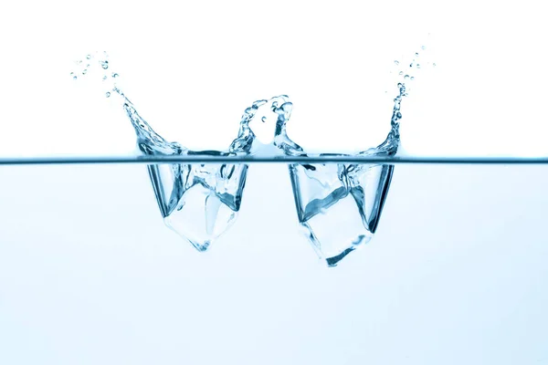 Kuber Stänk Vatten Isolerad Vitt Två Isbitar Föll Vatten — Stockfoto