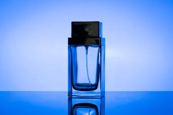 Czarna Butelka Perfum Niebieskim Tle Makijaż Butelki Czarnymi Perfumami — Zdjęcie stockowe