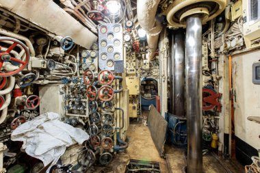 Eski terk edilmiş Rus denizaltısının içi.