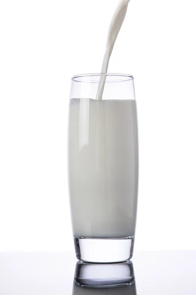牛乳をガラスに入れ 白い背景に隔離された — ストック写真