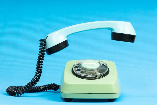 Régi Telefon Kék Háttérrel Vintage Telefon Kikapcsolt Vevőkészülékkel — Stock Fotó