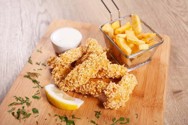 Copos Maíz Palitos Pollo Frito Papas Fritas Servidos Tablero Madera — Foto de Stock