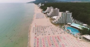Bulgaristan 'ın Albena kentindeki plaj ve otellerin havadan görünüşü. Albena, Bulgaristan 'ın kuzeydoğusunda Varna' ya 30 km uzaklıktaki büyük bir Karadeniz tatil beldesi.