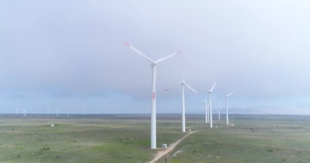 云雾中的风车农场4K航拍图 现代风力涡轮机 风能是最清洁 可再生的电力资源 — 图库视频影像