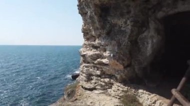 Bilinmeyen Bulgaristan. Bulgaristan 'ın kuzeydoğusundaki Tyulenovo yakınlarındaki Kaya Manastırları. Bulgaristan 'ın Tyulenovo kasabası yakınlarındaki Karadeniz kıyısındaki kayalıklarda mağaralar.