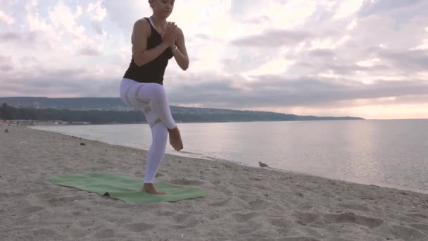 Een Vrouw Die Yoga Beoefent Het Strand Buitensporten Gezond Leven — Stockvideo