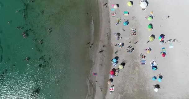 Blick Von Oben Auf Den Strand Mit Touristen Und Sonnenschirmen — Stockvideo