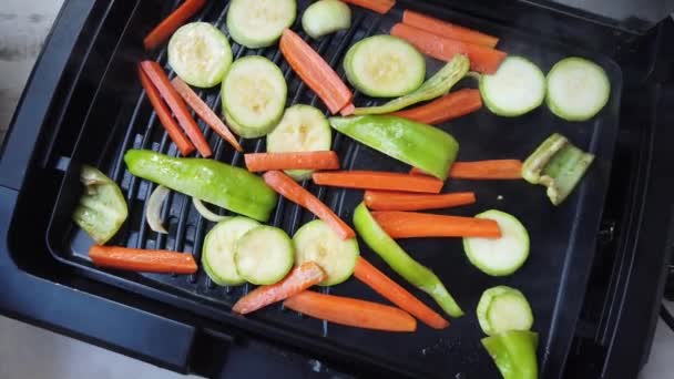 在烤架上对蔬菜进行分类 厨师准备烤蔬菜 — 图库视频影像