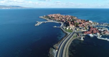 Bulgaristan 'ın Karadeniz kıyısındaki antik kenti Nessebar' ın 4K hava sahası.