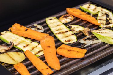 Sebzeli ızgara. Şef ızgara sebze hazırlıyor.