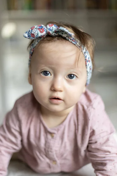 Cute Baby Girl Opaską Włosy Wstążka Urocze Dziecko — Zdjęcie stockowe