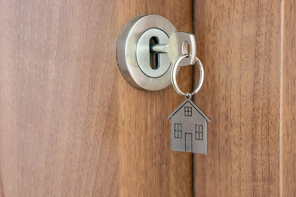Tür Einem Neuen Zuhause Türgriff Mit Schlüssel Und Selbstgeformtem Schlüsselanhänger — Stockfoto