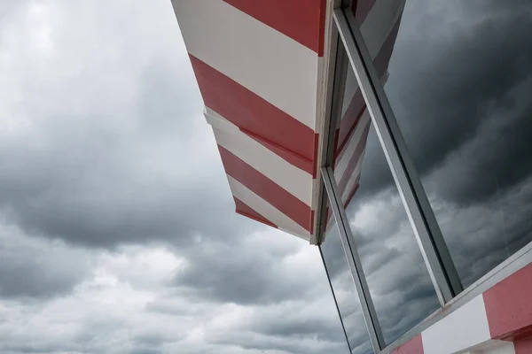 Tour de contrôle d'aérodrome avec ciel nuageux — Photo