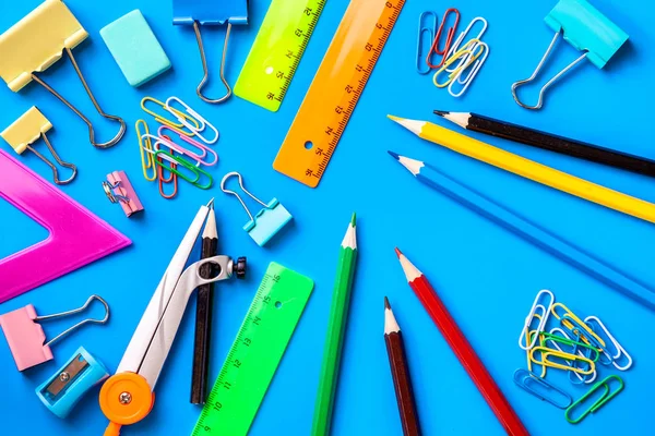 ögeler mavi turkuaz arka planda parlak renklerin ofisi