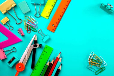 parlak nesneler ofis turkuaz arka plan, okul veya ofis eğitimi