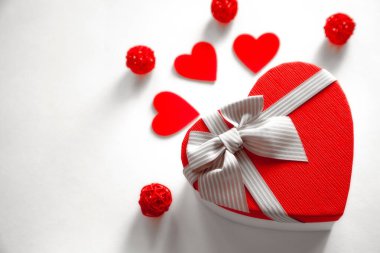 kırmızı hediye kutusu, kurdele, duvar kağıdı, tebrik kartı.