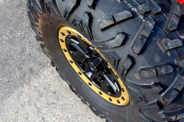 Rodas de carro fechar em um fundo de asfalto — Fotografia de Stock